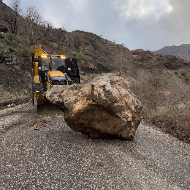 Heyelan nedeniyle kapanan köy yolu yeniden ulaşıma açıldı