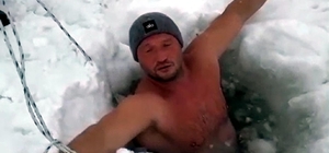 Çıldır Gölü'nün buz gibi suyuna daldılar