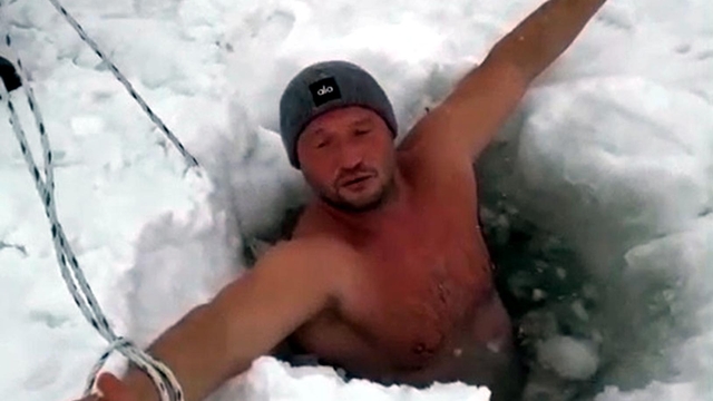 Çıldır Gölü'nün buz gibi suyuna daldılar