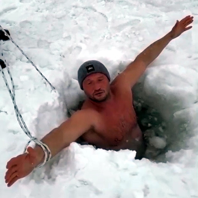 Çıldır Gölü'nün buz gibi suyuna daldılar