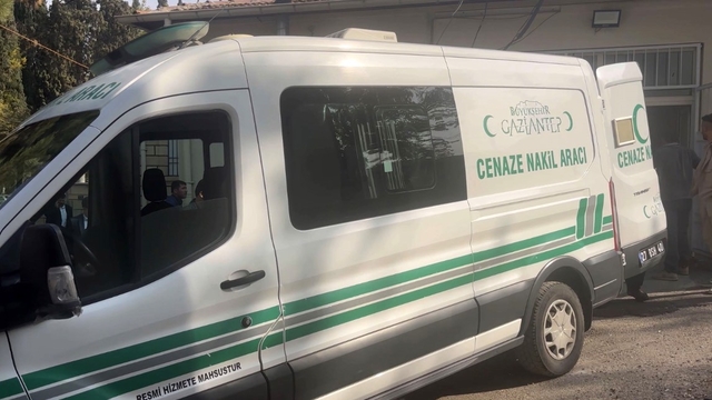 Düğün salonu önünde silahlı saldırıya uğrayan genç kurtarılamadı
Olayın 6 ay önceki cinayete misilleme olarak gerçekleştirildiği öne sürüldü