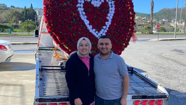 Çekicinin vincini 777 gülle donatıp eşine sürpriz yaptı