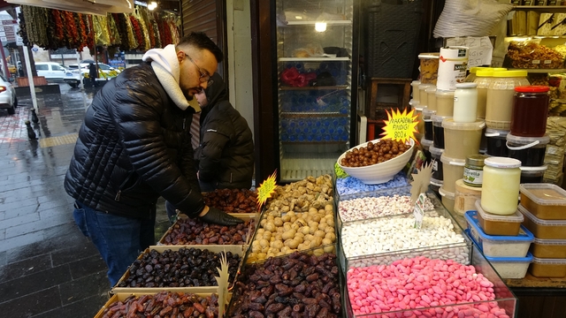 Tarihi Almacı Pazarı'nda Ramazan hazırlığı başladı