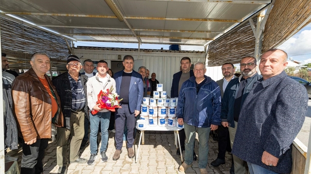 İzmir'de küçük ölçekli balıkçıyla dayanışma eli