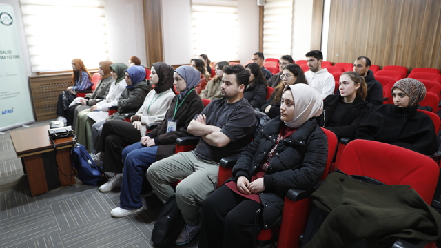 Samsun'da Yeşilay gönüllüsü üniversiteliler AFAD gönüllüsü oluyor