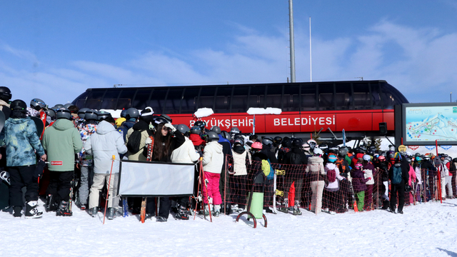 Erciyes'te pistler kayakseverlerle doldu