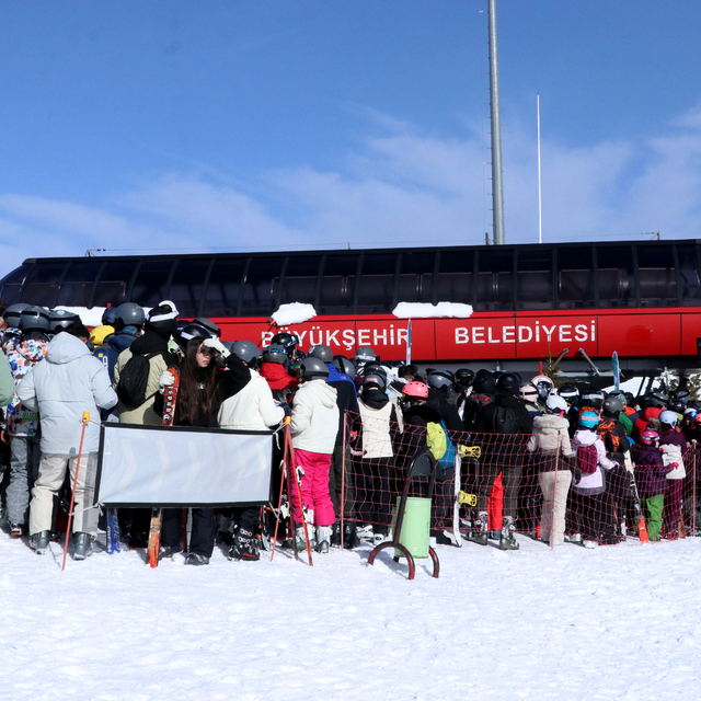 Erciyes'te pistler kayakseverlerle doldu