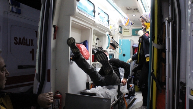 Bıçaklı kavgada yaralandı, hastanede sedyeden atlayıp basın mensuplarına saldırdı