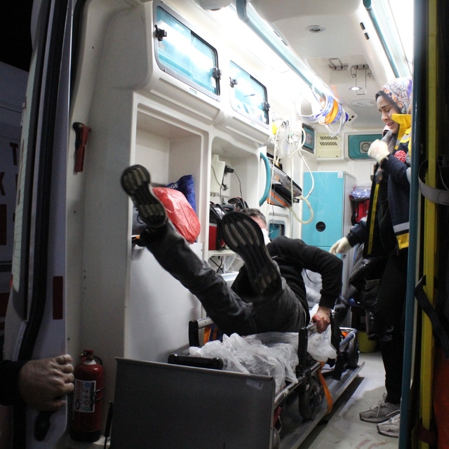 Bıçaklı kavgada yaralandı, hastanede sedyeden atlayıp basın mensuplarına sa...