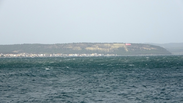 Çanakkale Boğazı fırtına nedeniyle trafiğe kapandı