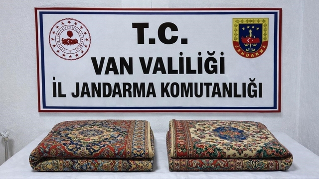 Van'da 1 milyon 200 bin TL değerinde gümrük kaçağı 2 adet halı ele geçirildi