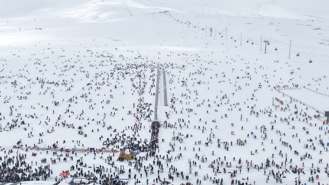 Erciyes'te hafta sonu pistler kayakçılarla doldu