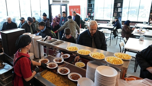 Balıkesir'de Kent Lokantası'na vatandaştan yoğun ilgi
Başkan Akın'ın bütçe dostu hizmetine vatandaşlardan tam not