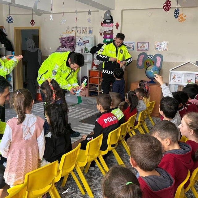 Tercan'da öğrencilere trafik eğitimi