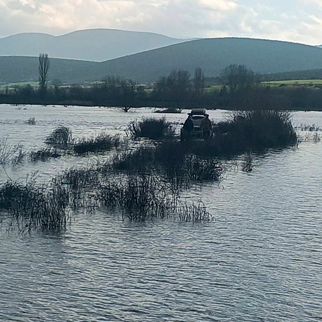 Sakarya Nehri üzerindeki adacıkta balık tutmak isteyen 2 kişi mahsur kaldı