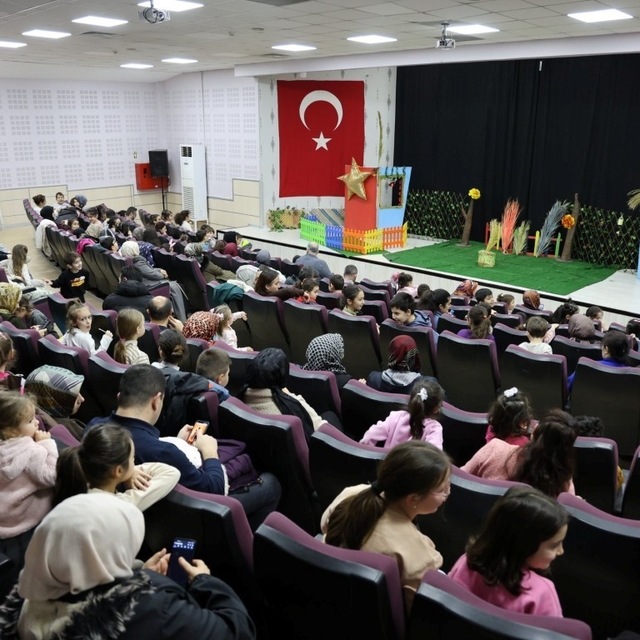 Kartepe'de çocuklar "Meraklı Civciv" oyununu izledi