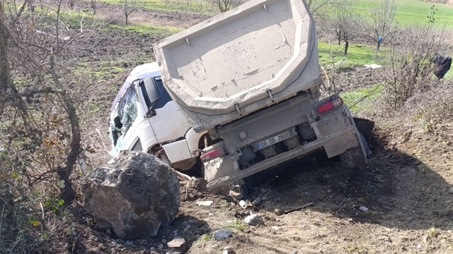 Bursa'da tırla otomobilin çarpıştığı kazada 1 kişi öldü, 1 kişi yaralandı