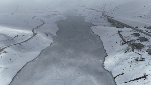 Yüksekova'daki Dilimli Baraj Gölü'nün yüzeyi kısmen buz tuttu