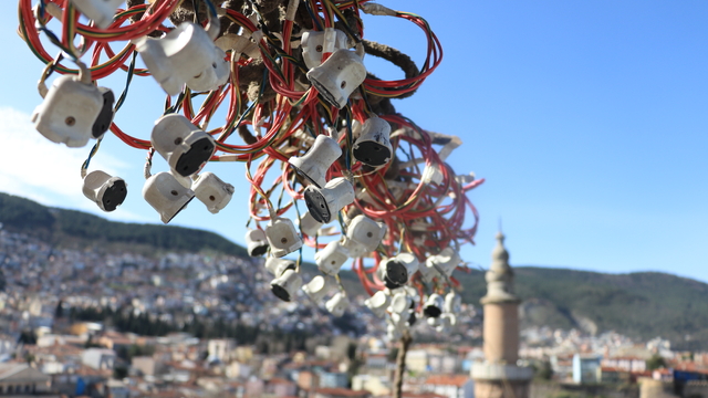 Bursa'daki tarihi Ulu Cami'ye "Kul hakkından sakın" yazılı mahya asılıyor