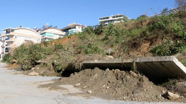 Alanya'da toprak kayması kamerada
