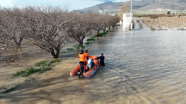 İzmir'de su basan çiftlikteki hayvanlar itfaiye ekiplerince kurtarıldı