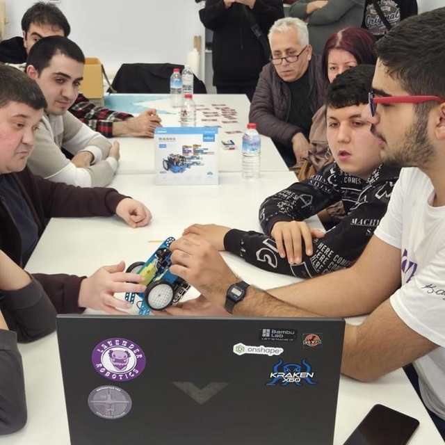 Manisa'da otizmli öğrenciler kendi robotlarını kodladı