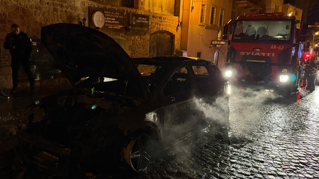 Mardin'de seyir halindeki otomobilde çıkan yangın söndürüldü
