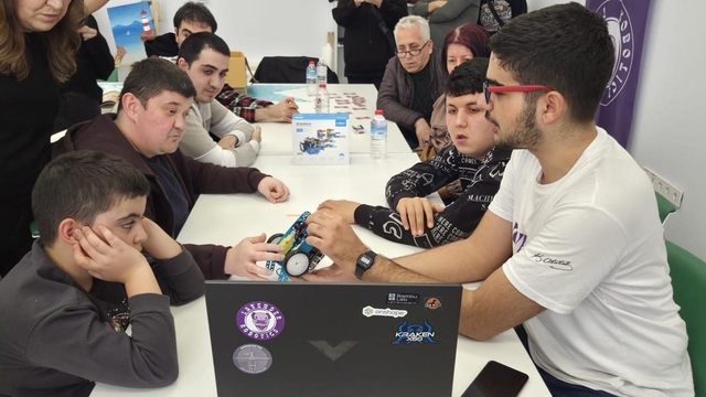 Manisa'da otizmli öğrenciler kendi robotlarını kodladı