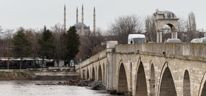 Tarihi Meriç Köprüsü atıklara teslim oldu