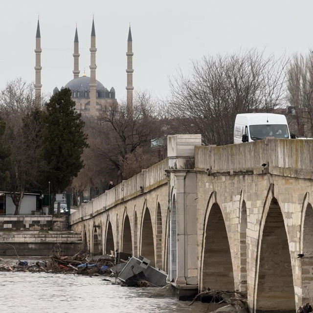 Tarihi Meriç Köprüsü atıklara teslim oldu