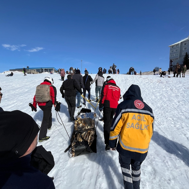 Uludağ'da kızak faciası: Dereye uçan tatilciyi JAK kurtardı