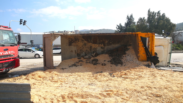 Antakya ilçesinde devrilen hafriyat kamyonunun sürücüsü yaralandı