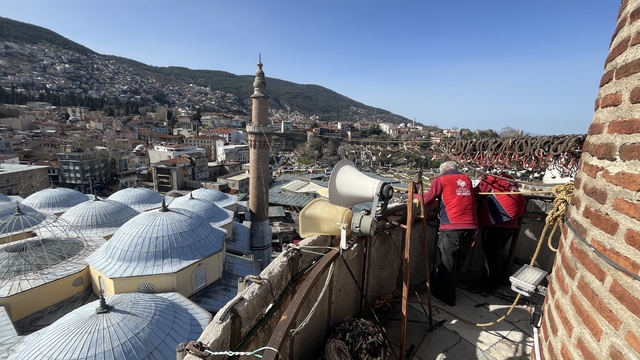 Bursa Ulu Cami'ye Ramazan mahyası: 'Kul hakkından sakın'
Ramazan ayının 15'inden sonra ise 'Zekat, berekettir' mesajı yer alacak