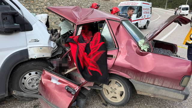 Burdur'da minibüsle otomobilin çarpıştığı kazada 2 kişi öldü, 4 kişi yaralandı