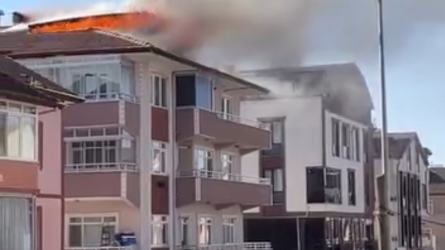 Çatı katı alevlere teslim oldu