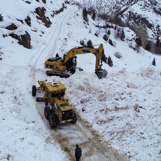 Van'da çığ düşen yol ulaşıma açıldı