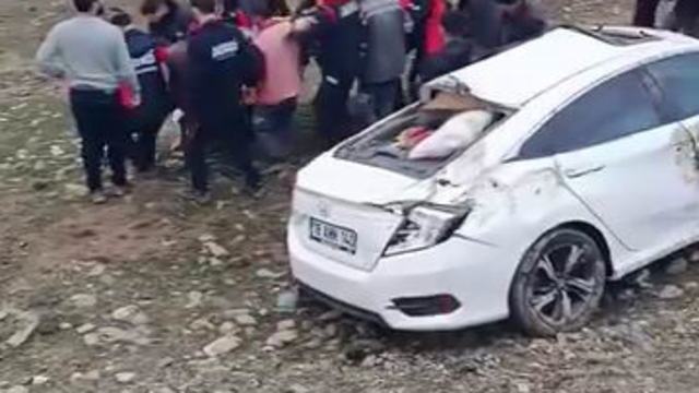 Diyarbakır'da otomobil yoldan çıktı: 1 yaralı