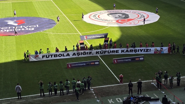 Kocaelispor - Gaziantep FK maçında anlamlı pankartlar