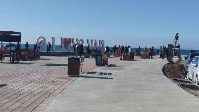 Van'da bahar havası: Vatandaşlar sahile akın etti