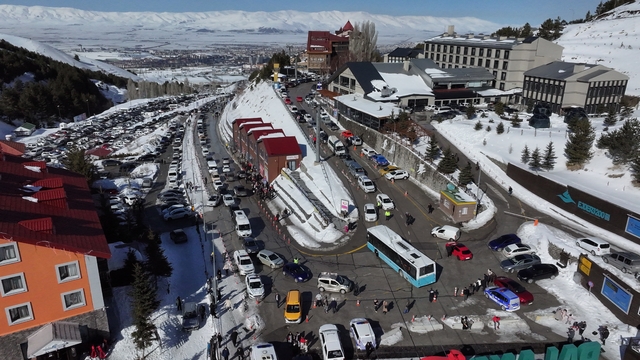 Güneşli havayı fırsat bilen kayakseverler Palandöken Kayak Merkezi'ne akın etti