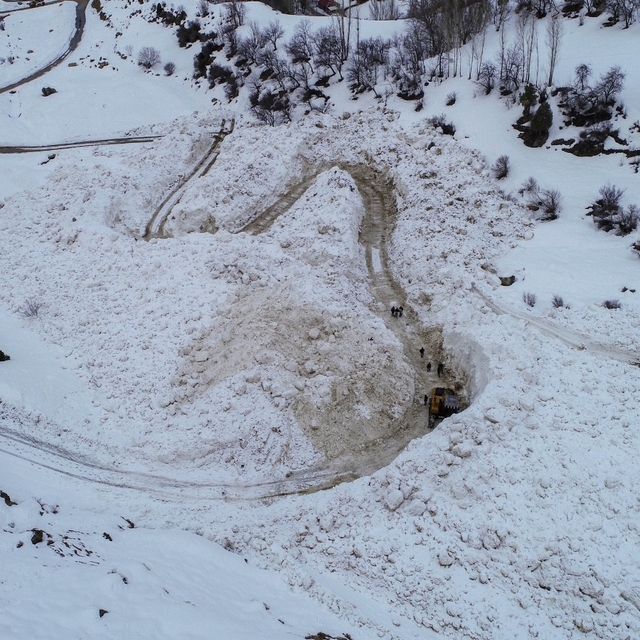 Çatak'ta çığın kapattığı mezra yolu 13 gün sonra açıldı