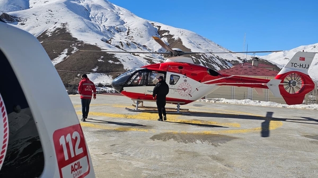 Bahçesaray'da 40 yaşındaki hasta ambulans helikopter ile Van'a getirildi