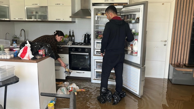 Alanya'da debi yükseldi, çay kenarındaki işletmeler sele kapıldı
Selin ardından ev sahipleri geceyi dışarıda geçirdi, sabah eşyalarını kurtarmaya koştu
