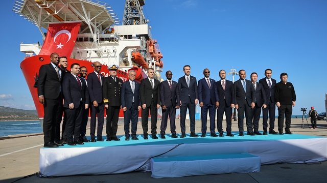 Çağrı Bey sondaj gemisi, Bakan Bayraktar'ın katıldığı törenle Somali'ye uğurlandı
Türkiye'den Somali'ye tarihi enerji hamlesi
Enerji ve Tabii Kaynaklar Bakanı Alparslan Bayraktar:
"İlk defa derin deniz sondaj gemimiz, Mavi Vatan dışında göreve çıkıyor"
"Uluslararası, kıtalararası operasyonumuz ile yeni bir döneme geçiyoruz"