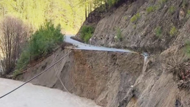 Gazipaşa'da heyelan yolu yuttu