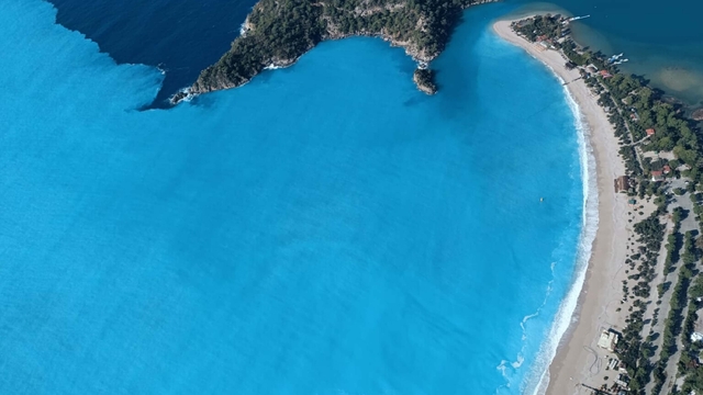 Sağanak sonrası Ölüdeniz'in rengi turkuaza döndü