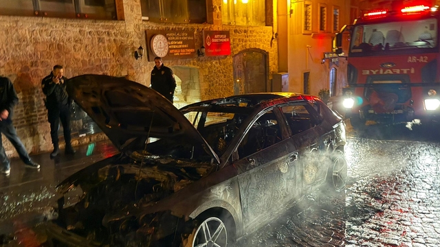 Mardin'de seyir halindeki otomobil yandı