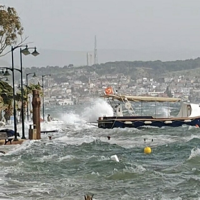 Ayvalık'ta fırtına nedeniyle deniz taştı, sokaklar suyla doldu