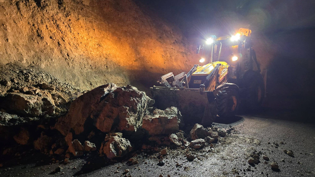Beypazarı ilçesinde yola sürüklenen kaya parçaları kaldırıldı