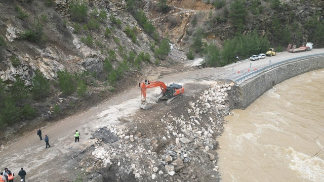 Adana'da heyelan nedeniyle trafiğe kapatılan yolda çalışmalar sürüyor